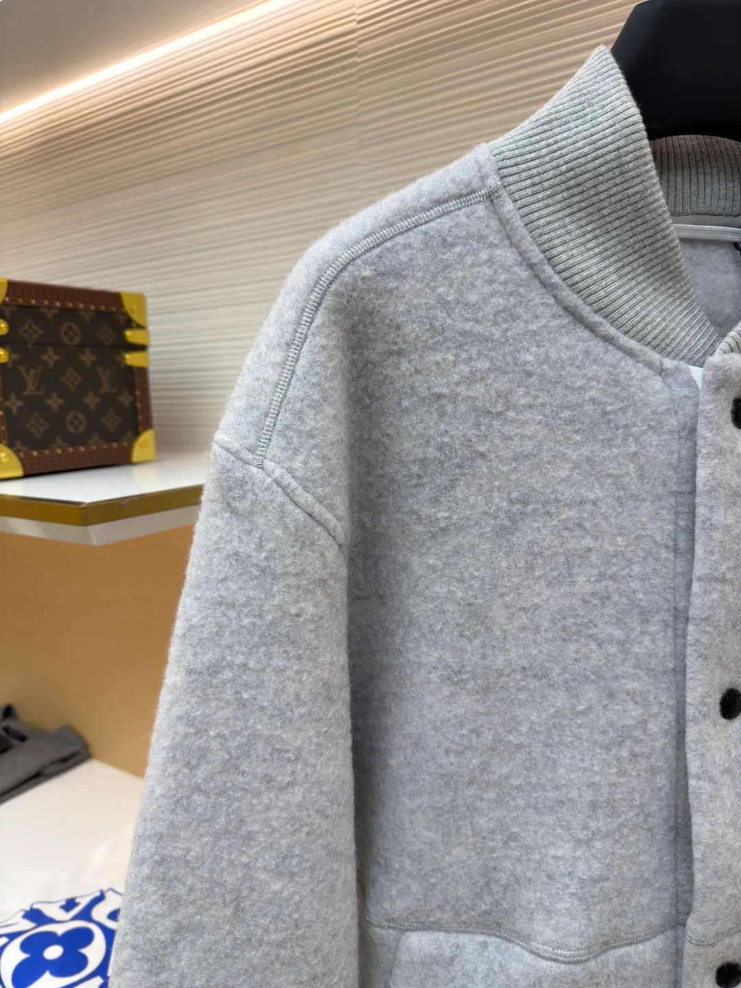 P770 Canada Goose Fleece Badge Button Jacket ●Original version: 5399 purchase and development ●Item number: 1682130-C55 ●Fabric: wool blended fabric ●Technology: rib knitting ●Color: light gray ●Version: fitted version ●Weight: about 930 grams ●Size: S-M-L-XL ●Description: Wool blend fabric: The main fabric of this jacket is light gray wool blend fabric to improve the fabric's wear resistance, wrinkle resistance and warmth. Wool provides good warmth and a natural feel, while blended fibers enhance the fabric's practicality and durability. Rib knit at collar, cuffs and hem for added stretch and fit. The cutting process needs to ensure that the texture and color of the fabric are evenly distributed, especially with this light gray tone, to avoid chromatic aberrations. The stretchability of wool-blend fabrics needs to be taken into consideration when cutting pieces to ensure dimensional stability of the finished garment. Use a sewing needle and thread suitable for wool-blend fabrics to avoid damage to the fabric during sewing. The sewing stitches are even and firm to prevent thread stripping. The temperature needs to be controlled during ironing to avoid high temperature damage to the fabric while keeping the fabric smooth and crisp. The overall wiring is straight and delicate, the fabric is comfortable and soft, and the color is consistent without color difference. It can be matched with the same style to create a fashionable look and control various occasions. Customized accessories, complete with three standards, same style for men and women!